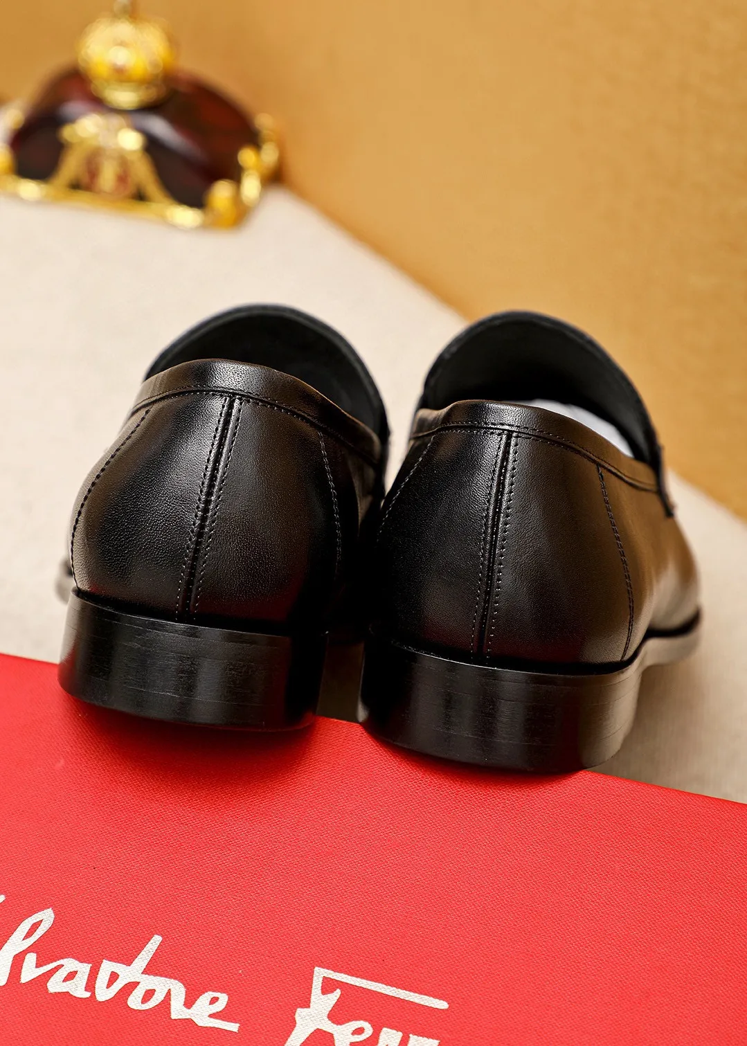 Men's shoes 💰460 💐 Product trademark: Ferragamo "Ferragamo" casual leather shoes Regular size: 38-44 (45.46🉑️customized) Product materials: Selected imported first-layer calfskin upper + luxury hardware buckle, imported water-dyed cowhide leather lining. Strong three-dimensional visual effect, original rubber outsole Color: 1⃣️color optional